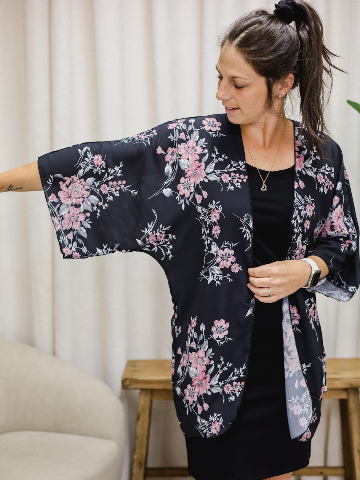 Kimono Émilie - Court - Noir Fleuri rose