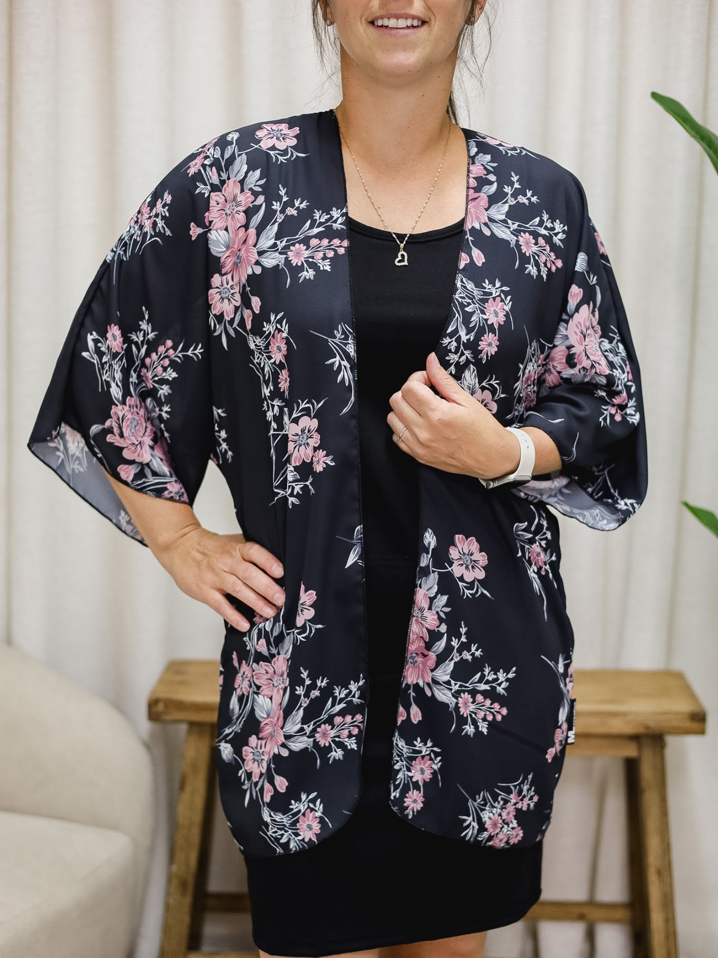 Kimono Émilie - Court - Noir Fleuri rose